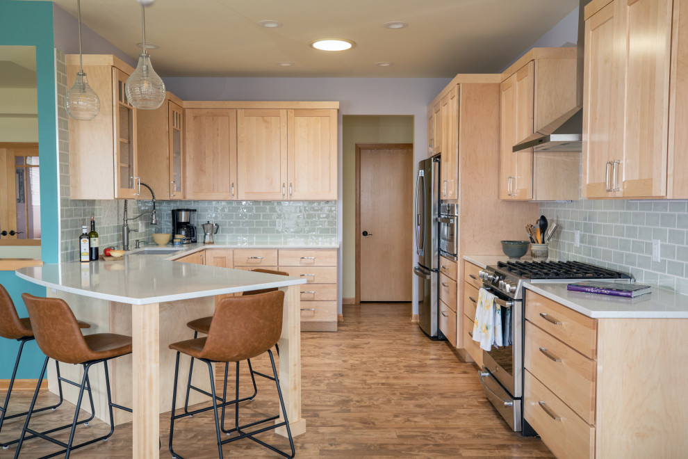 Exempel på ett mellanstort klassiskt vit vitt kök, med en undermonterad diskho, skåp i shakerstil, skåp i ljust trä, bänkskiva i kvarts, grönt stänkskydd, stänkskydd i keramik, rostfria vitvaror, mellanmörkt trägolv, en halv köksö och brunt golv