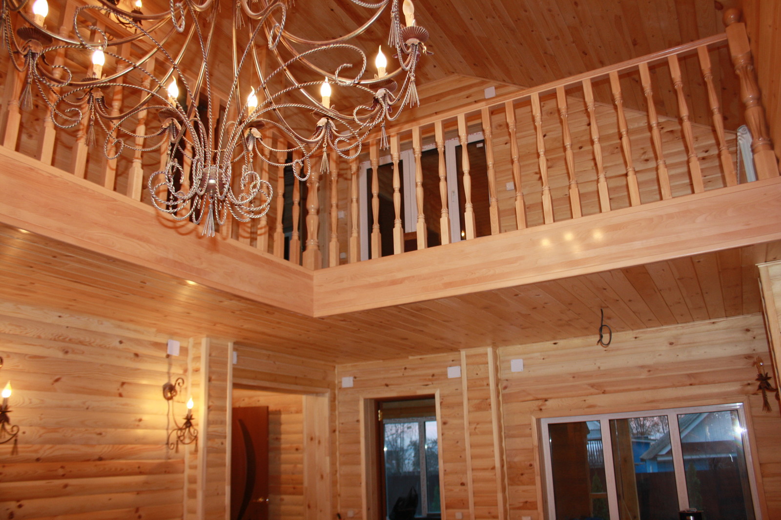 Буковая лестница в цвет дерева без подступят