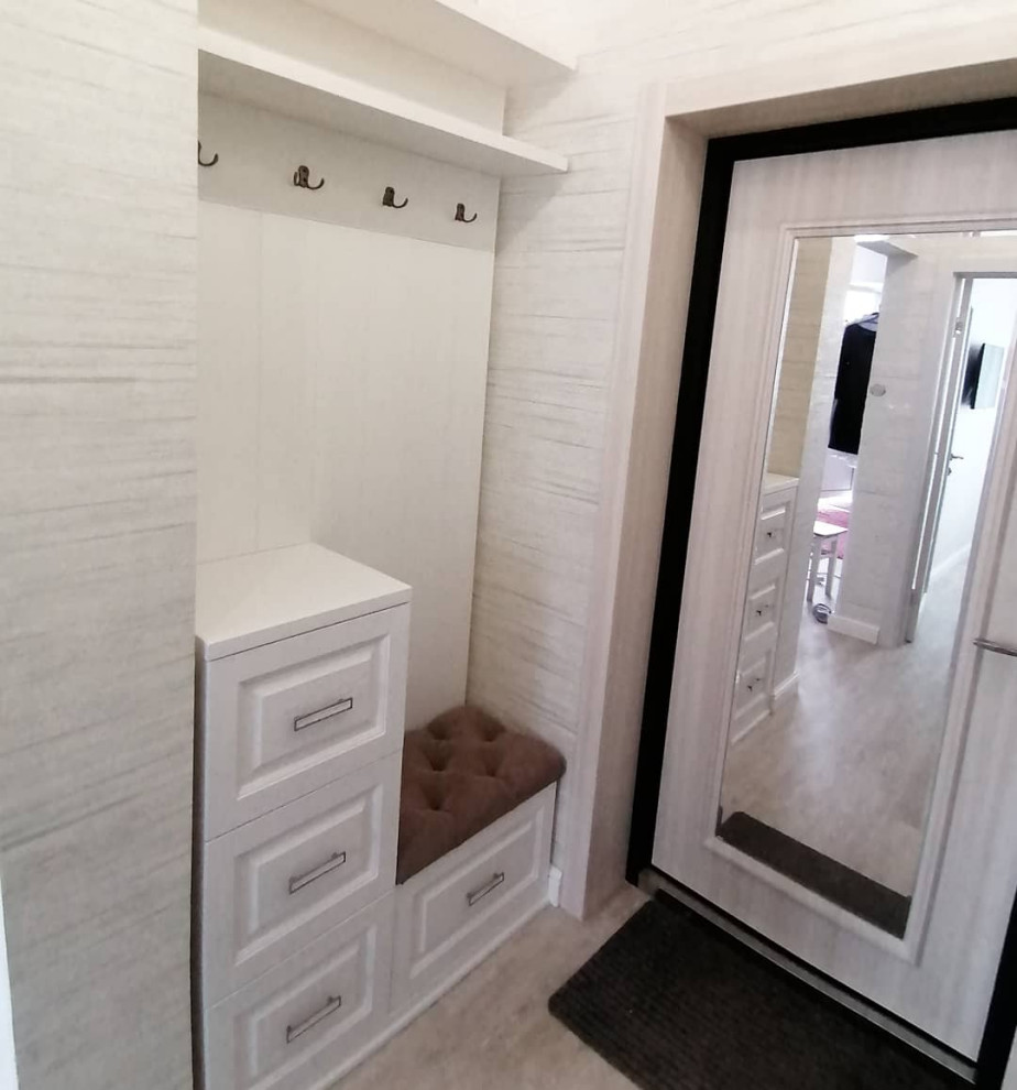 Малогабаритная белая прихожая