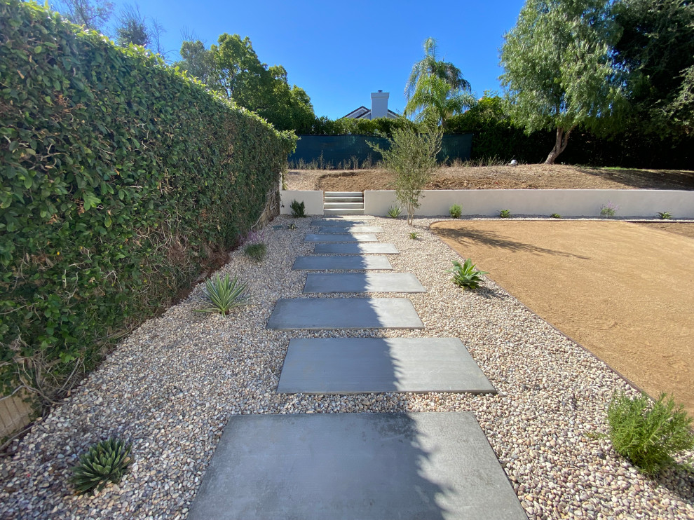 Mittelgroßer Klassischer Garten mit Wüstengarten, direkter Sonneneinstrahlung und Granitsplitt in Los Angeles