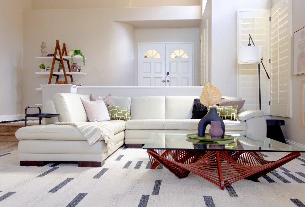 Стильный дизайн: большая гостиная комната в современном стиле с телевизором на стене - последний тренд