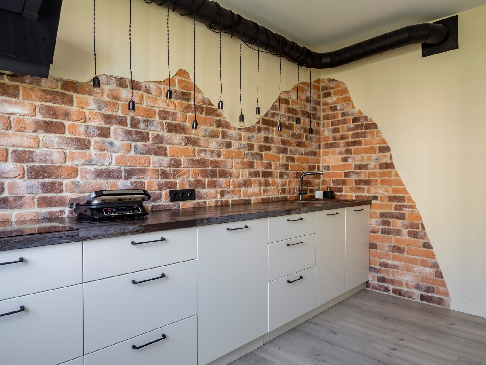 Кухня в стиле неоклассика без верхних модулей