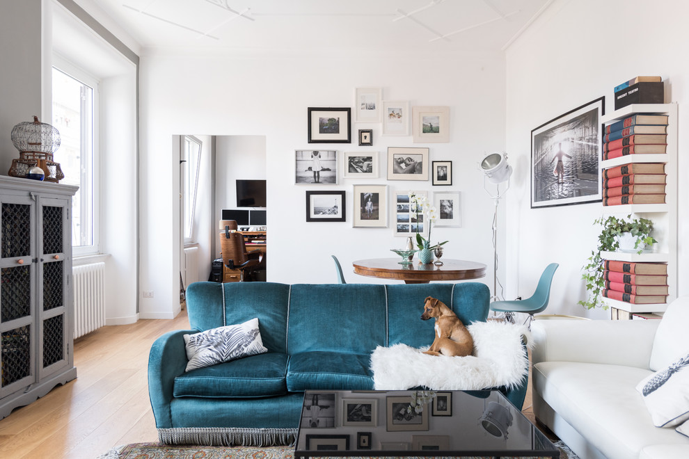 Immagine di un grande soggiorno minimal aperto con pareti grigie, pavimento in legno massello medio, parete attrezzata e pavimento marrone