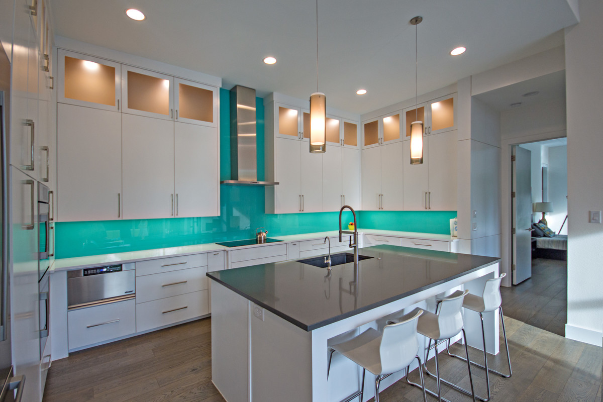 This is an example of a modern kitchen in Dallas.