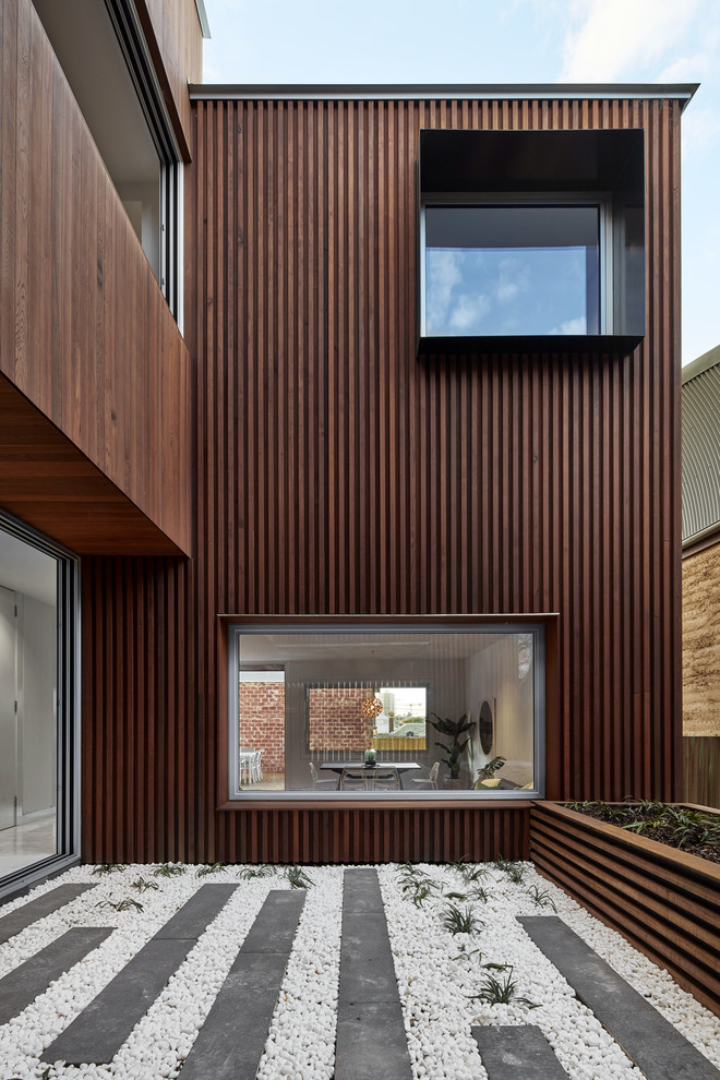 Contemporary side yard deck in Melbourne.