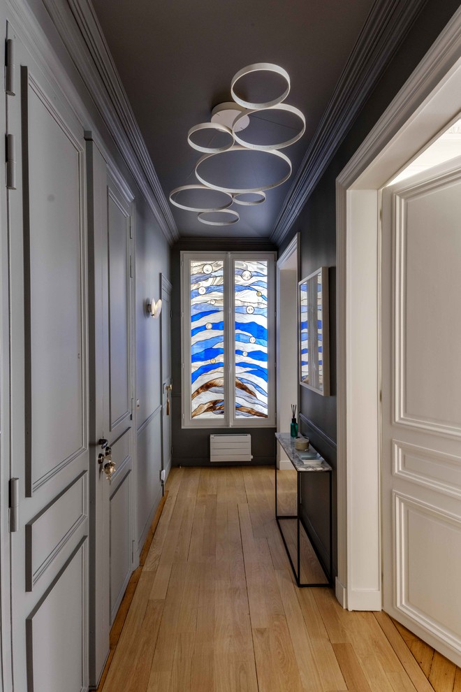 This is an example of a contemporary hallway in Paris.