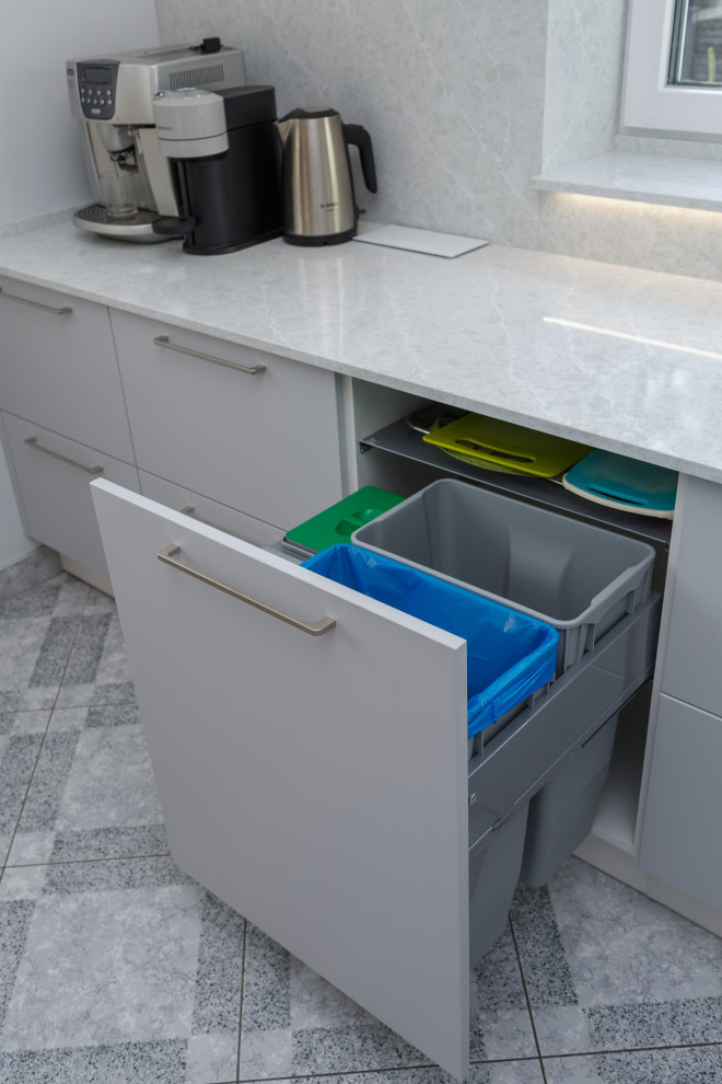 Кухня в современном стиле с каменной столешницей