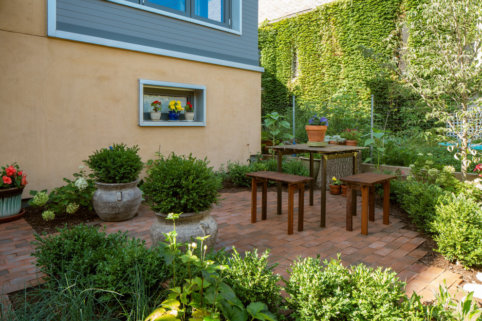 Inspiration for a rustic landscaping in Chicago.