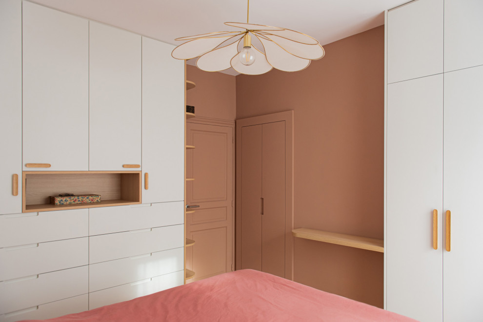 Свежая идея для дизайна: маленькая гостевая спальня (комната для гостей), в белых тонах с отделкой деревом в стиле неоклассика (современная классика) с розовыми стенами, светлым паркетным полом и бежевым полом для на участке и в саду - отличное фото интерьера