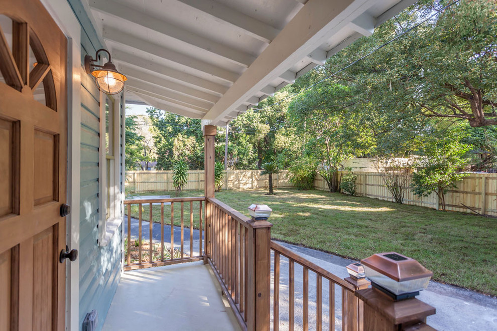 Inspiration for a small arts and crafts side yard verandah in Tampa with concrete slab and a roof extension.