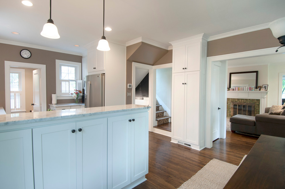 Example of a transitional home design design in Columbus