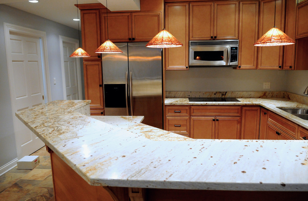 Kitchen - transitional kitchen idea in Chicago