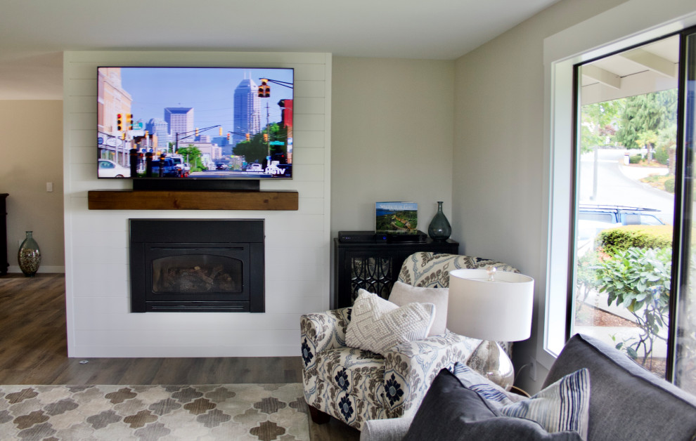 Example of a transitional home design design in Seattle