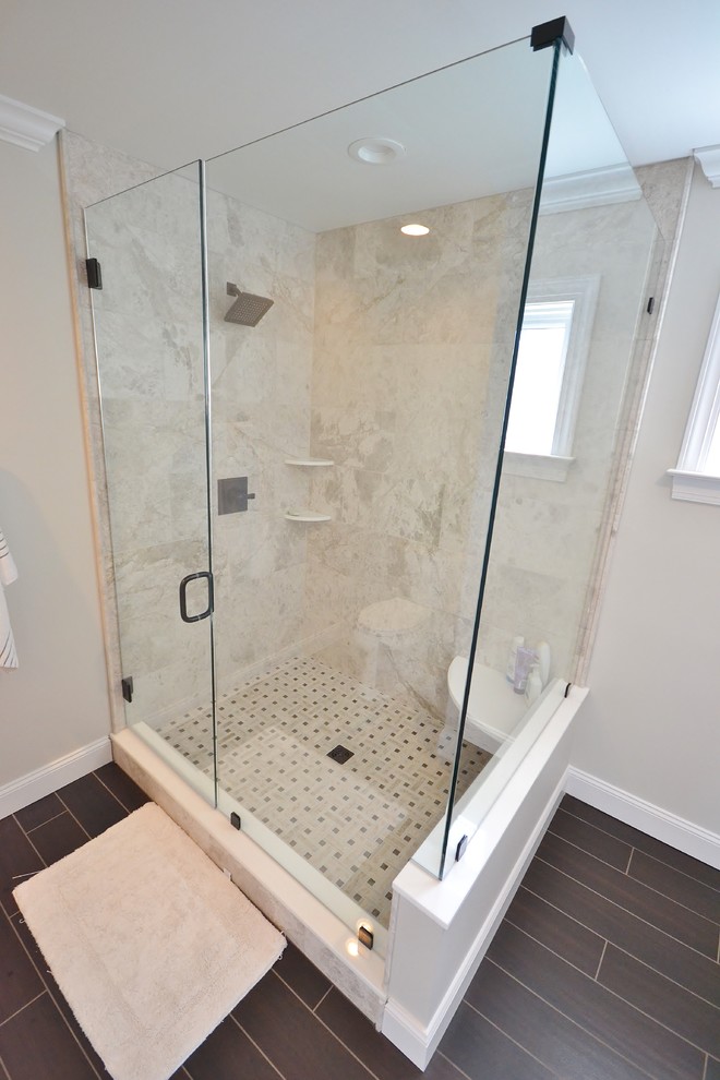 Exempel på ett stort klassiskt en-suite badrum, med släta luckor, vita skåp, en hörndusch, en toalettstol med hel cisternkåpa, vit kakel, keramikplattor, vita väggar, mörkt trägolv, ett undermonterad handfat, granitbänkskiva, brunt golv och med dusch som är öppen