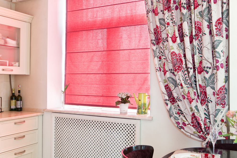 Яркие шторы для сдержанной гостиной