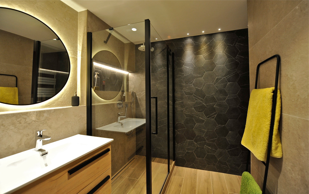Пример оригинального дизайна: главная ванная комната среднего размера в современном стиле с фасадами с декоративным кантом, светлыми деревянными фасадами, душем без бортиков, инсталляцией, серой плиткой, керамической плиткой, бежевыми стенами, полом из керамической плитки, консольной раковиной, столешницей из ламината, бежевым полом, душем с распашными дверями, бежевой столешницей, тумбой под одну раковину и подвесной тумбой