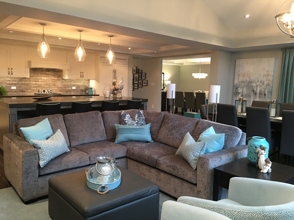 Transitional home design photo in Toronto