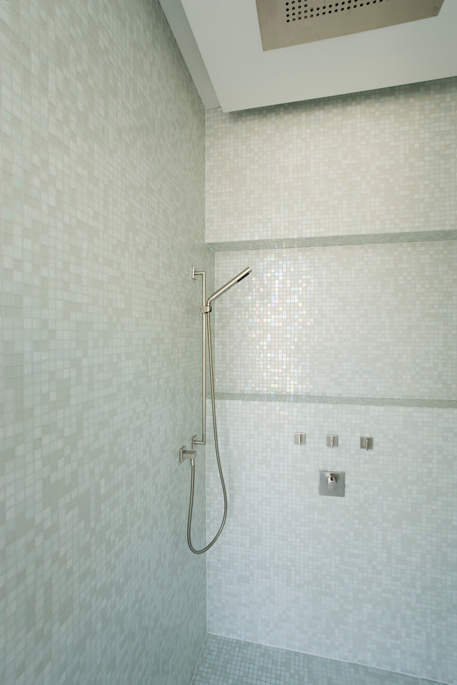 Diseño de cuarto de baño minimalista extra grande con paredes blancas y suelo blanco