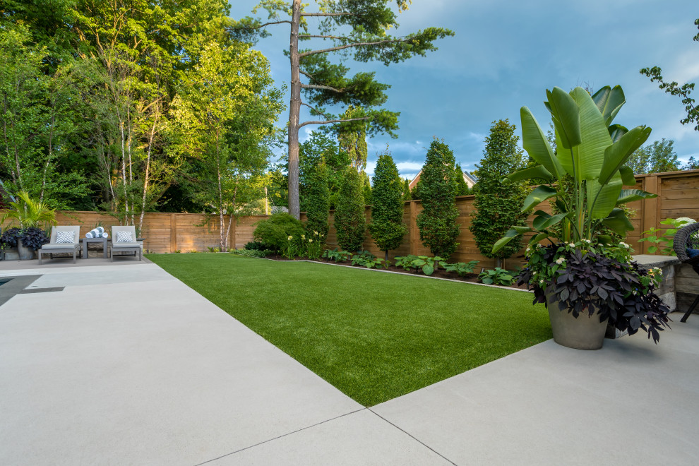 Inspiration for a mid-sized transitional landscaping in Toronto.