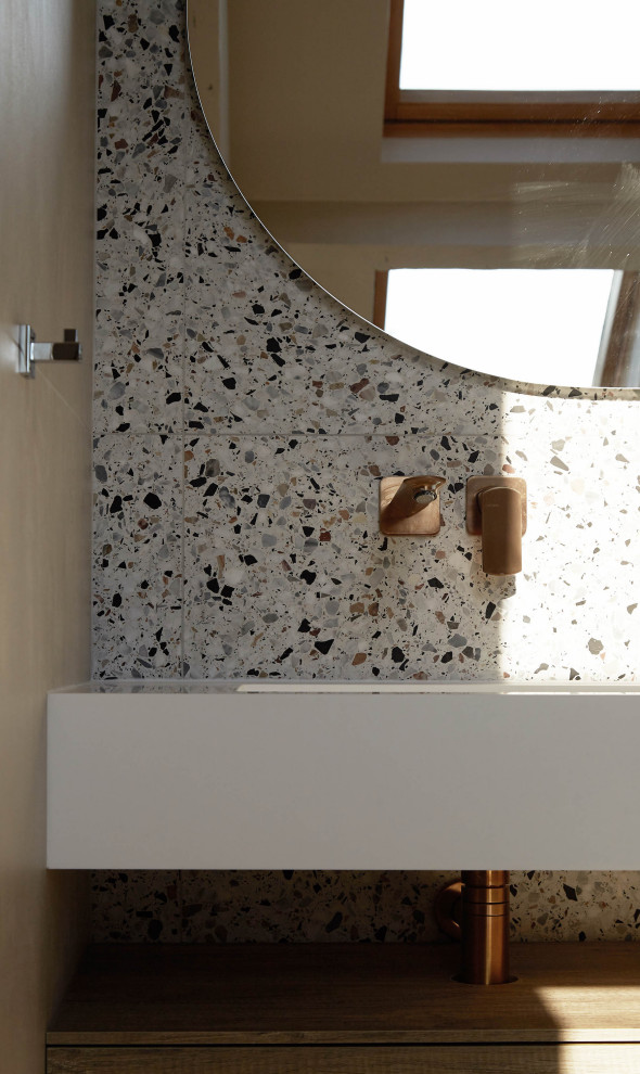 Großes Modernes Badezimmer mit Einbaubadewanne, Terrazzo-Boden, weißer Waschtischplatte und Doppelwaschbecken in Paris