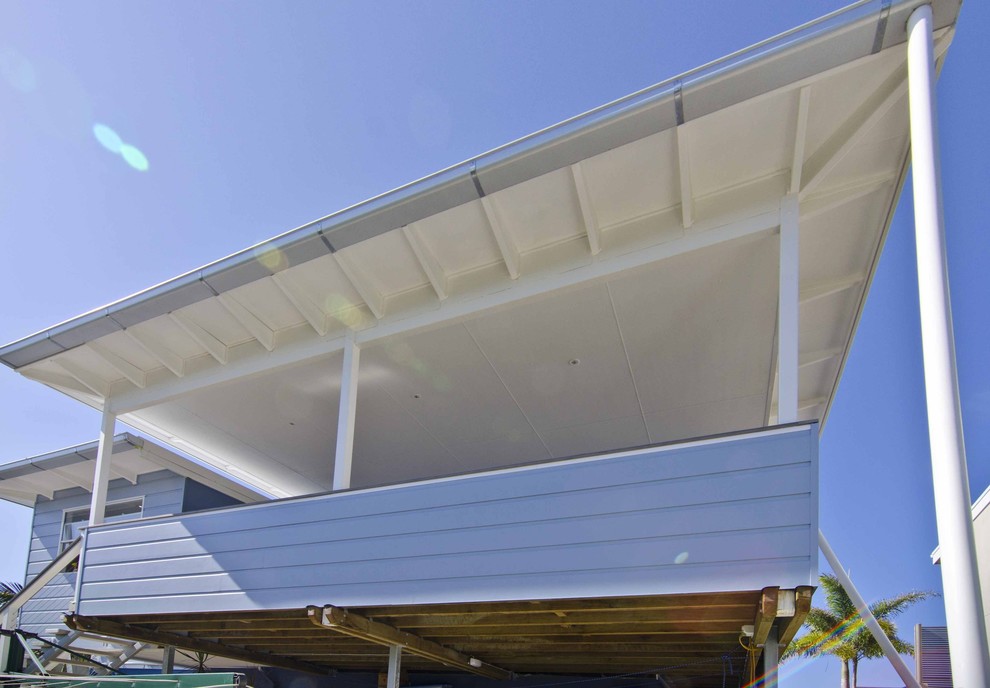 Photo of a small beach style balcony in Sunshine Coast with a roof extension.