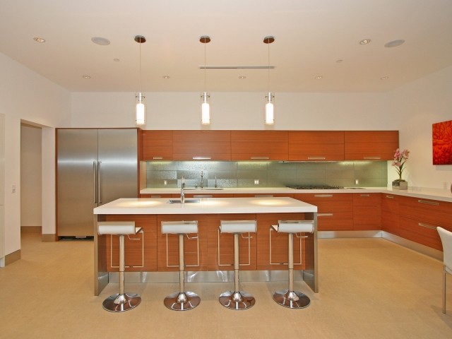 This is an example of a kitchen in Los Angeles.