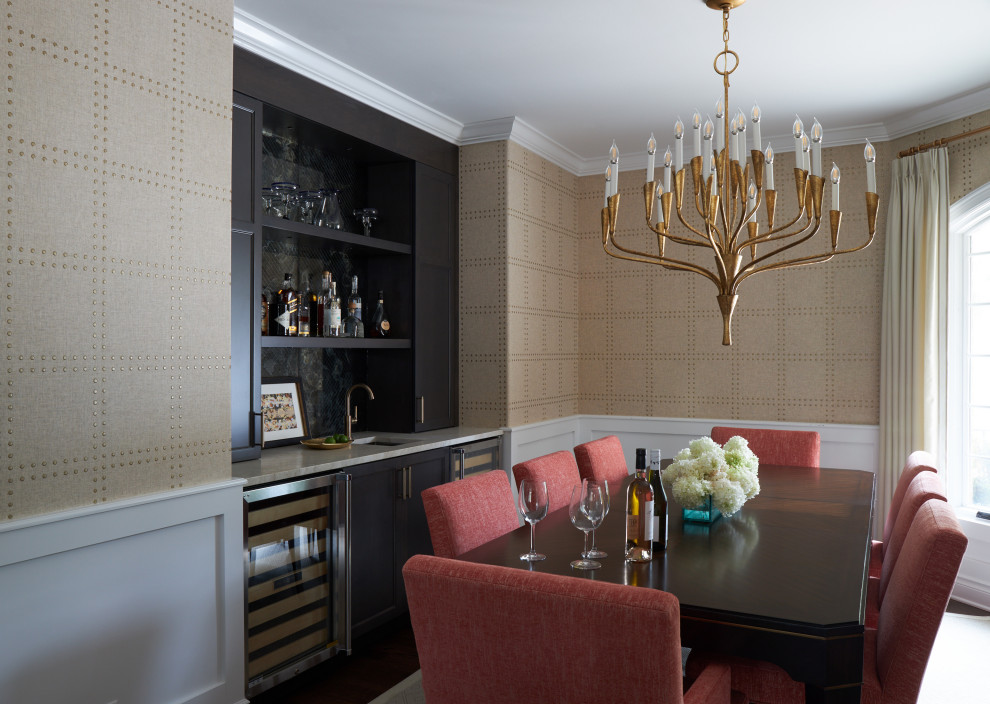 Immagine di una sala da pranzo minimalista chiusa e di medie dimensioni con pareti beige, pavimento in legno massello medio, pavimento marrone, soffitto ribassato e carta da parati