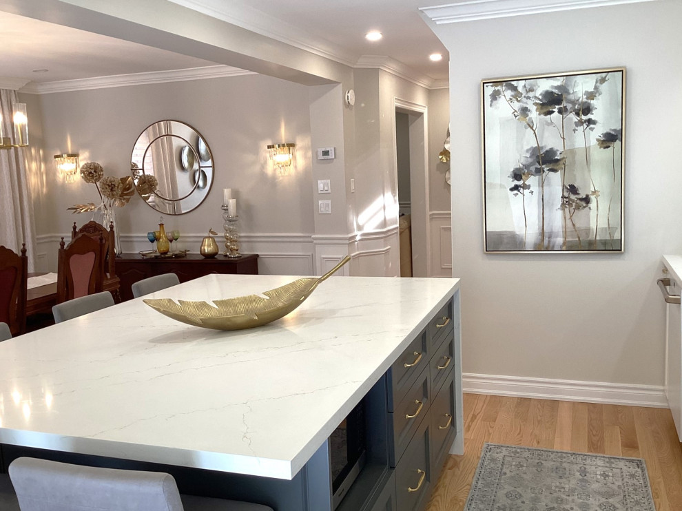 Transitional kitchen photo in Toronto
