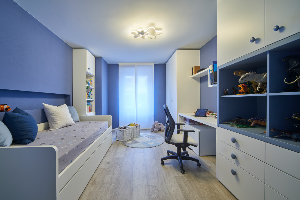 Пример оригинального дизайна: детская с игровой среднего размера в современном стиле с синими стенами и светлым паркетным полом для ребенка от 4 до 10 лет, мальчика