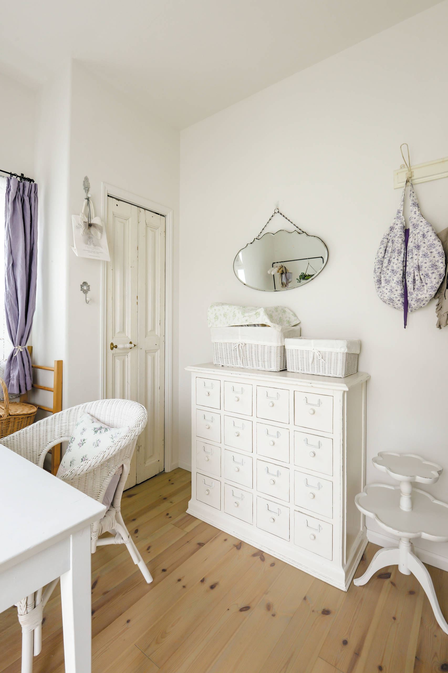 シャビー調ステンドグラス　カントリー　シャビー系好き シャビーシック調のおしゃれなアトリエ・スタジオの事例 75選 - 2025