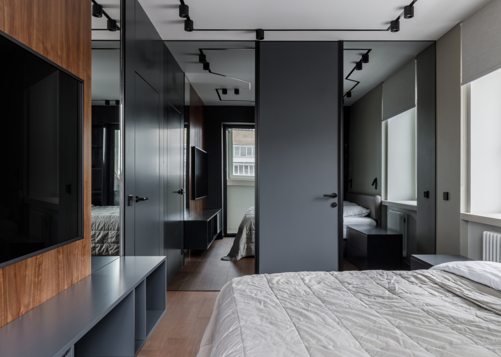Идея дизайна: хозяйская, серо-белая спальня среднего размера в современном стиле с серыми стенами, темным паркетным полом, коричневым полом, любым потолком, панелями на стенах и акцентной стеной