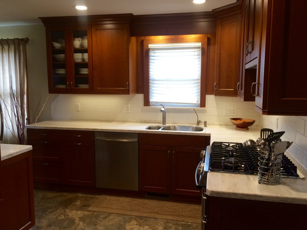 Small transitional kitchen photo