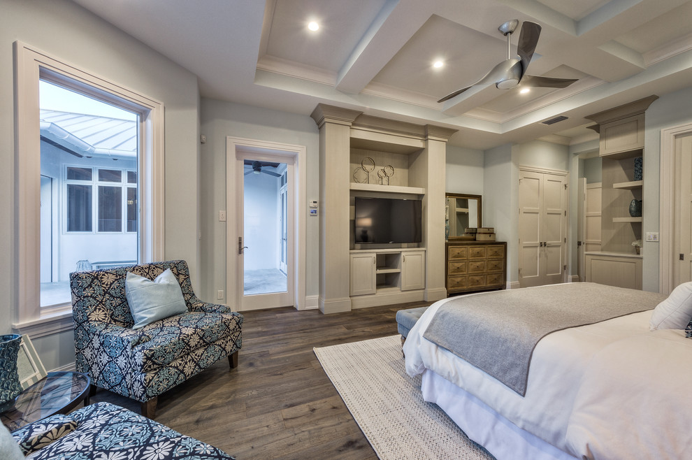 Example of a transitional home design design in Miami