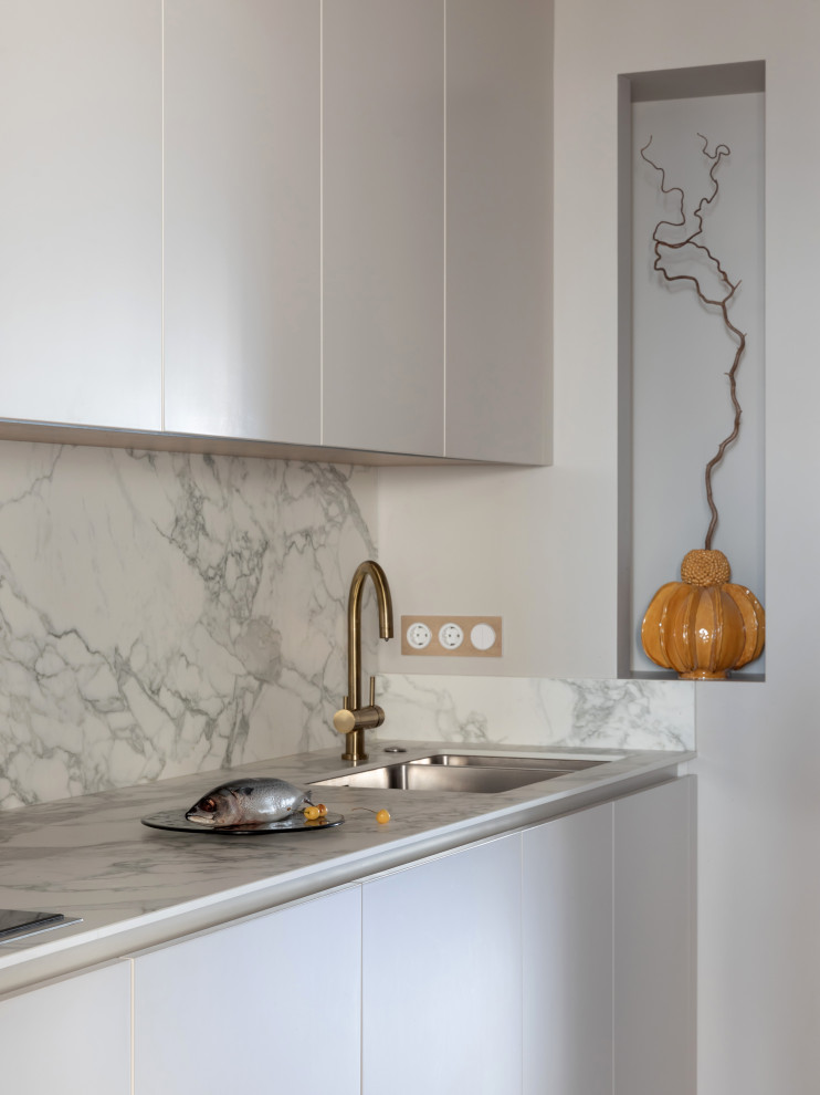 Белая кухня нестандартного размещения