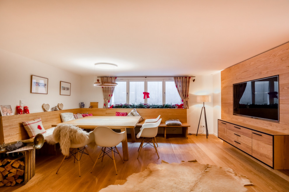 Mittelgroßes Mediterranes Untergeschoss mit weißer Wandfarbe und hellem Holzboden in Frankfurt am Main