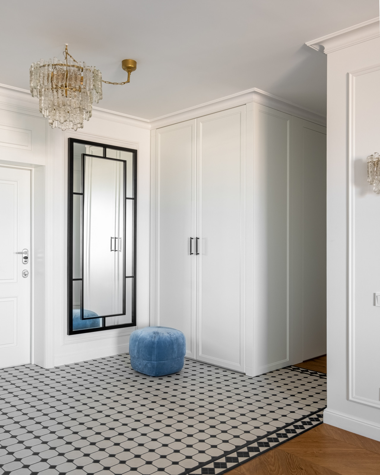 Прихожая с большим шкафом