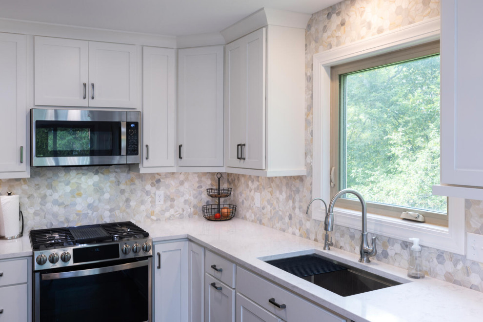 Example of a transitional kitchen design in Minneapolis