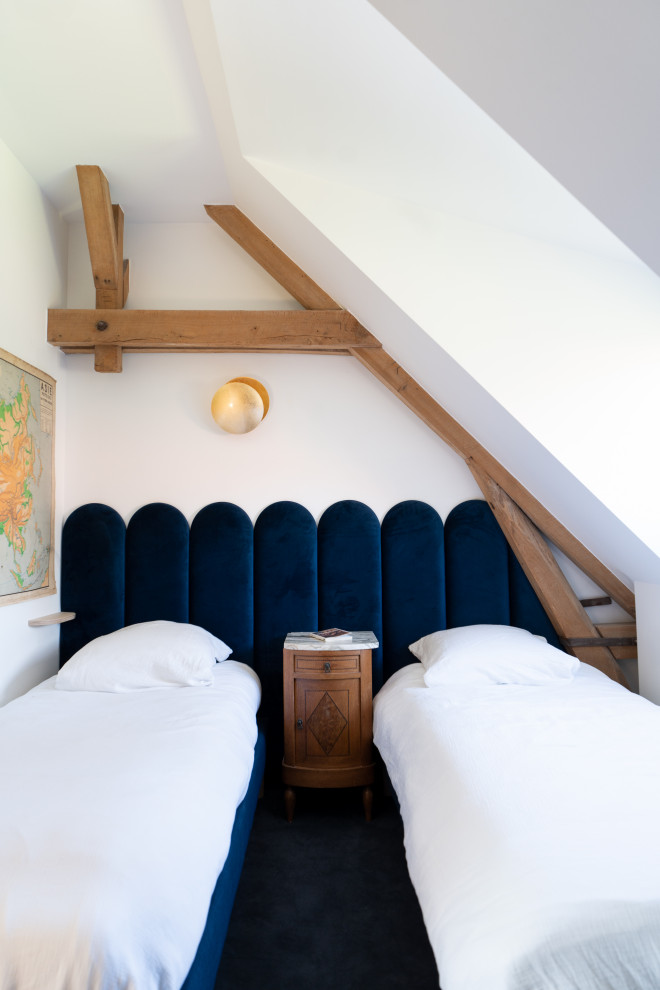 Пример оригинального дизайна: маленькая гостевая спальня (комната для гостей) в стиле кантри с белыми стенами, балками на потолке, ковровым покрытием и синим полом без камина для на участке и в саду