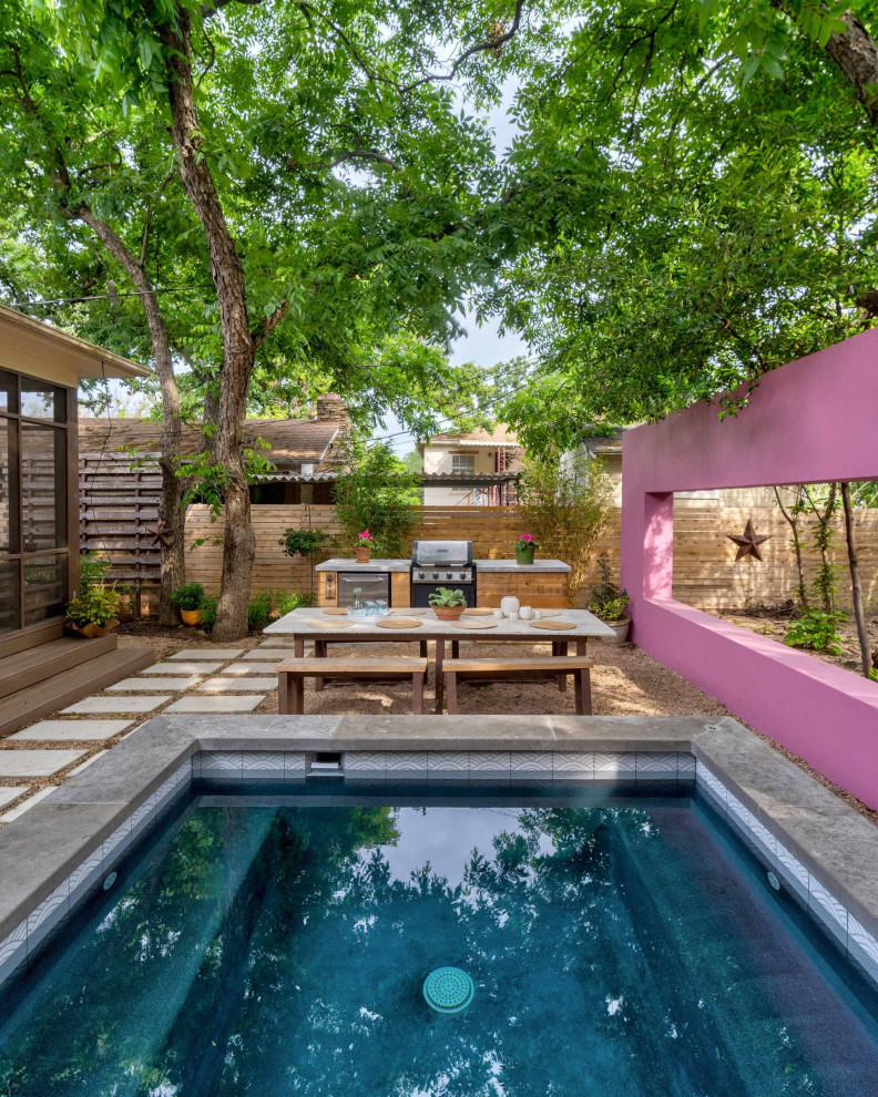 На фото: маленький бассейн на заднем дворе в стиле модернизм для на участке и в саду с