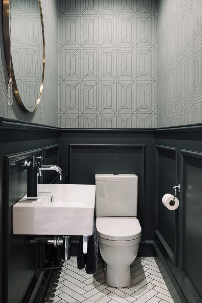 Idee per una piccola stanza da bagno contemporanea con ante nere, piastrelle grigie, piastrelle di marmo, pavimento in marmo, top in marmo, pavimento grigio, un lavabo, mobile bagno sospeso e pannellatura