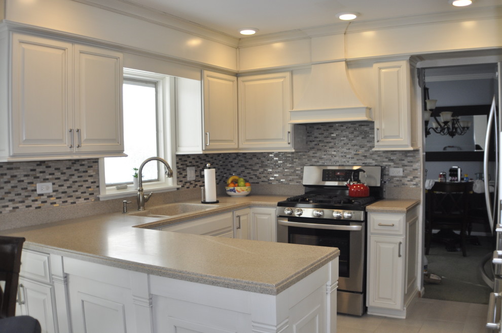 Example of a transitional kitchen design in Chicago