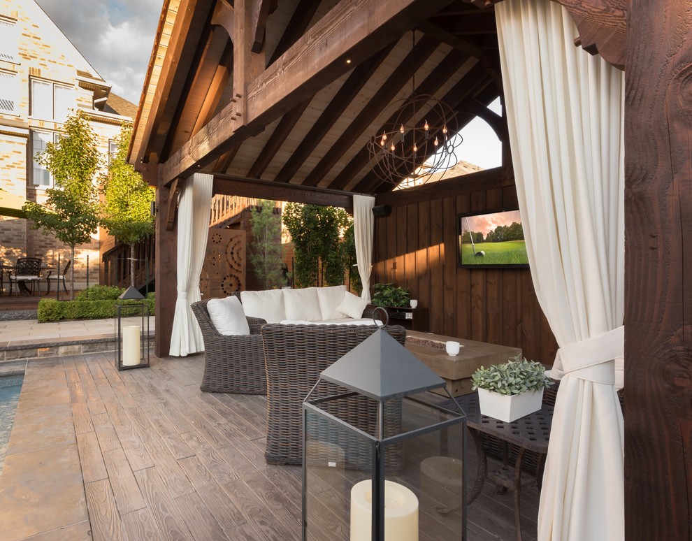 Inspiration for a transitional backyard landscaping in Toronto.