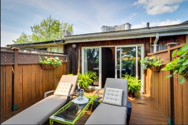 Example of a transitional deck design in Toronto