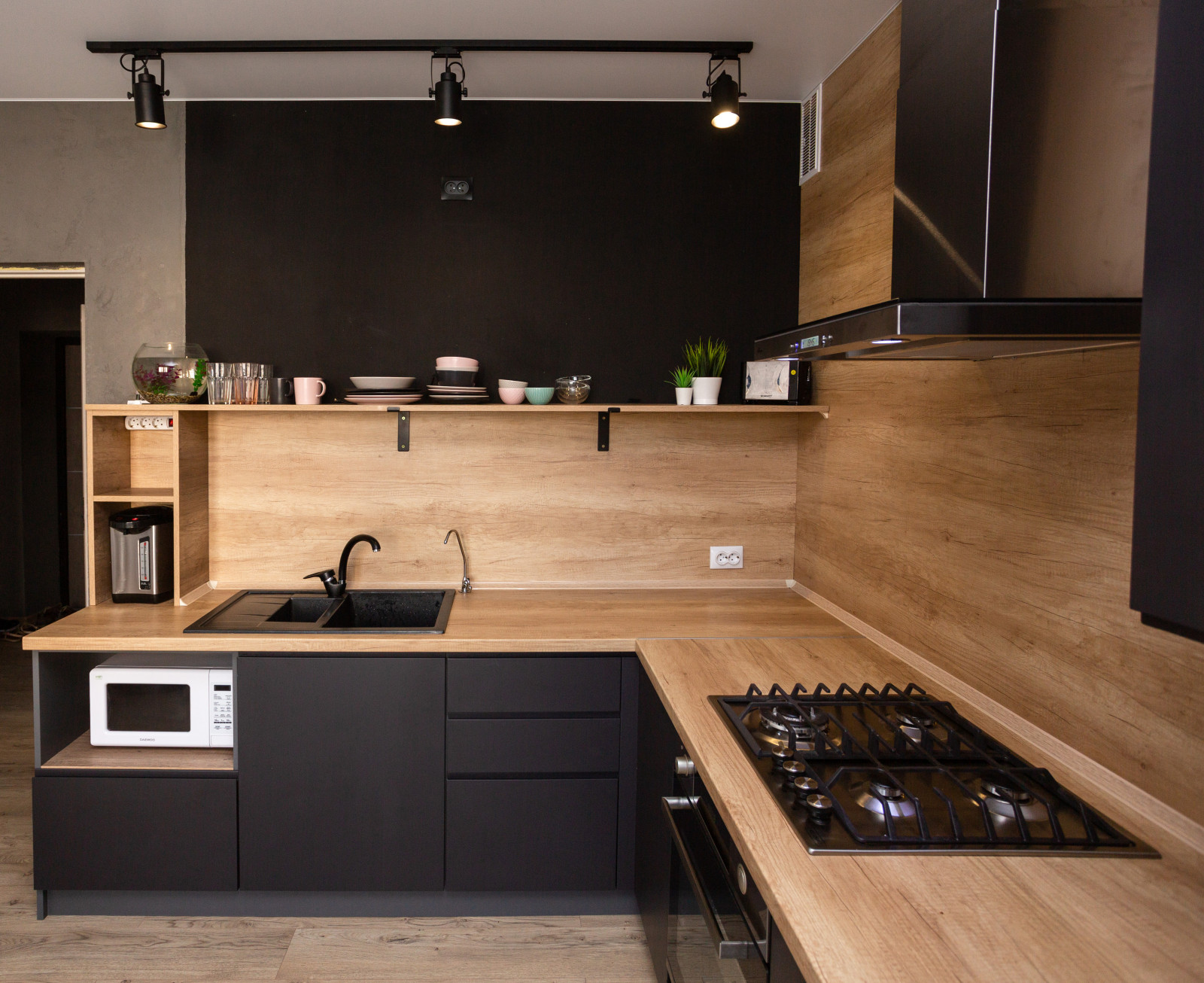 Черная брутальная кухня в современном стиле для тату-мастера