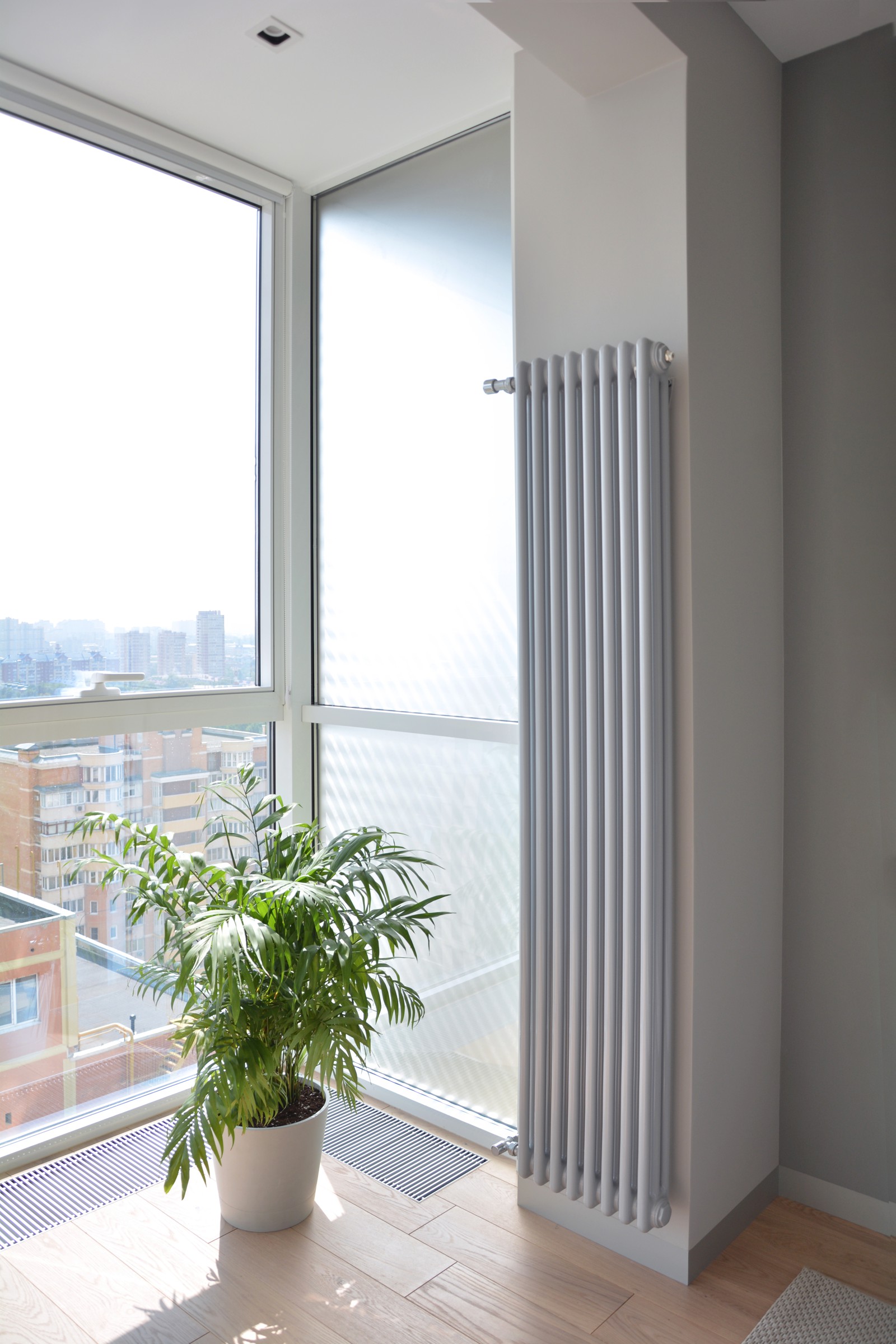 Стильная квартира для молодой семьи! Светлая и просторная спальня с витражным ос