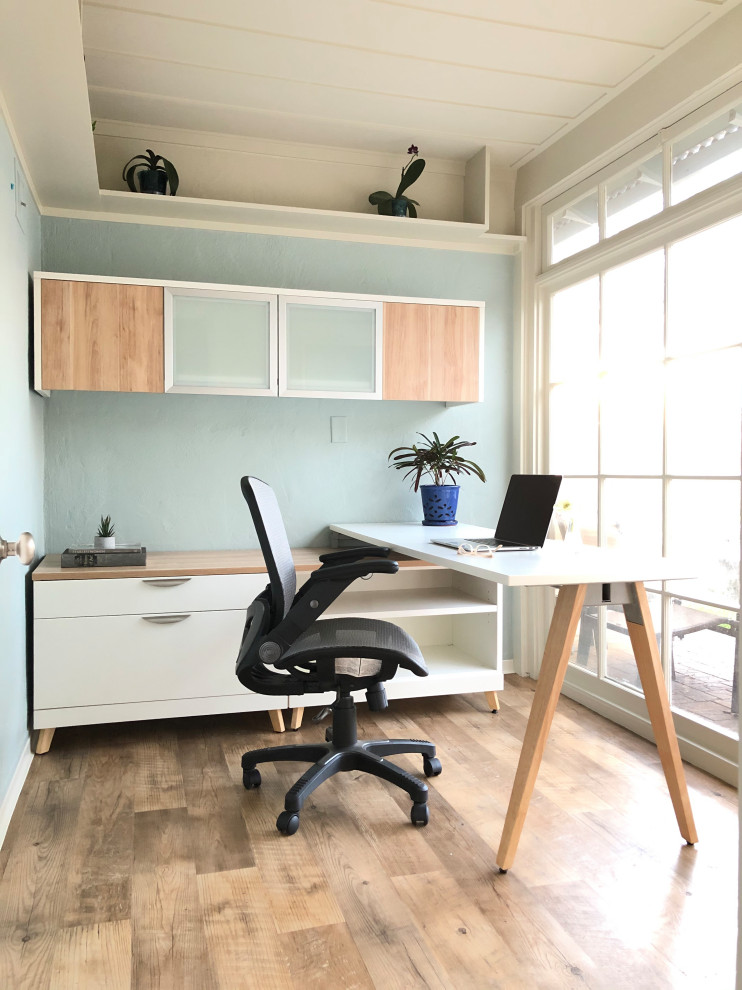 Идея дизайна: маленький кабинет в современном стиле с синими стенами, полом из винила и отдельно стоящим рабочим столом для на участке и в саду