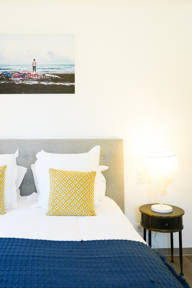 Inspiration for a small beach style guest bedroom in Le Havre with white walls.