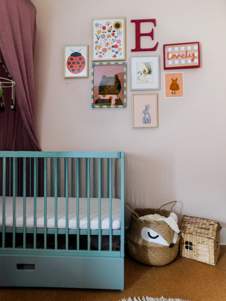 На фото: маленькая комната для малыша в стиле неоклассика (современная классика) с розовыми стенами и пробковым полом для на участке и в саду, девочки