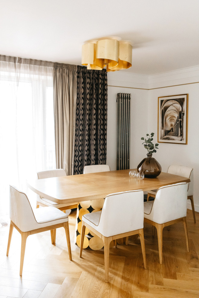 Стол на металлическом каркасе из листового металла. Декорации - Zara Home