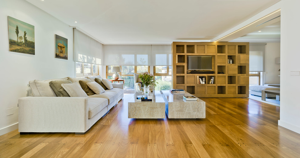Photo of a contemporary living room in Madrid.
